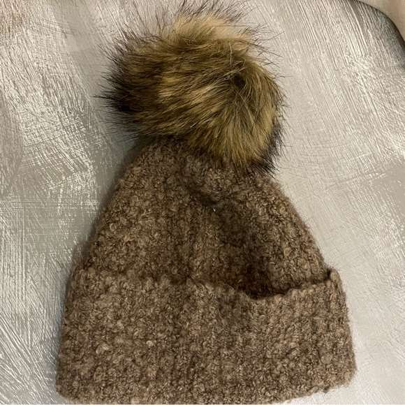 Aritzia Wilfred Free Women’s winter hat with genuine fur Pom Pom - Picture 7 of 8